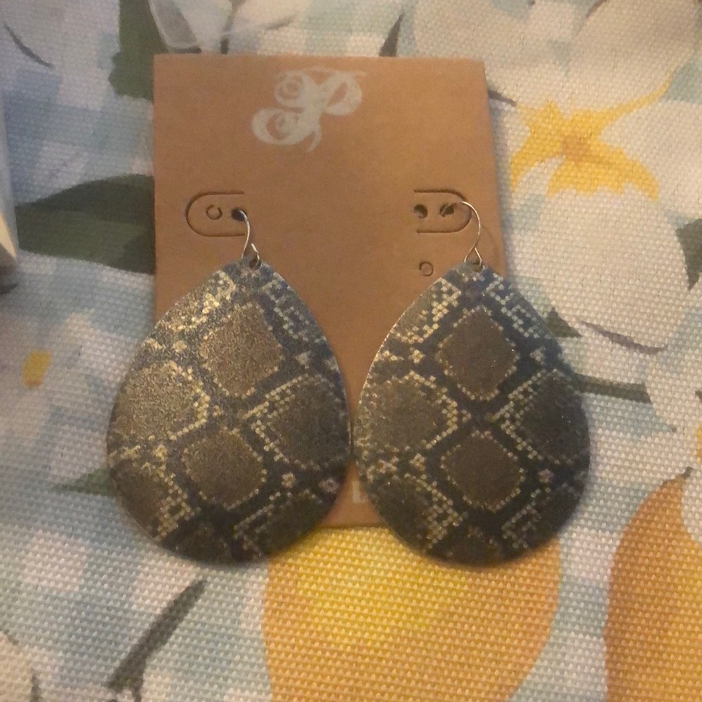 Plunder Sutton earrings